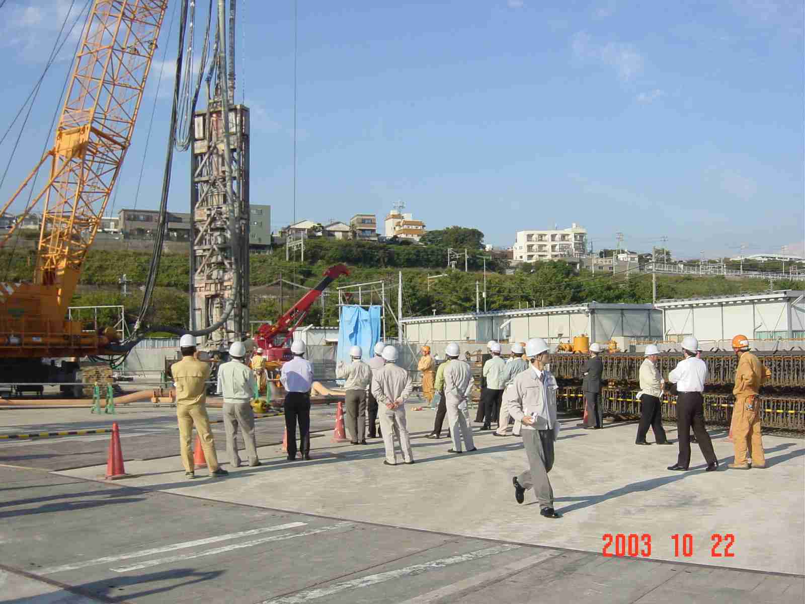 水平多軸回転カッターを見学中